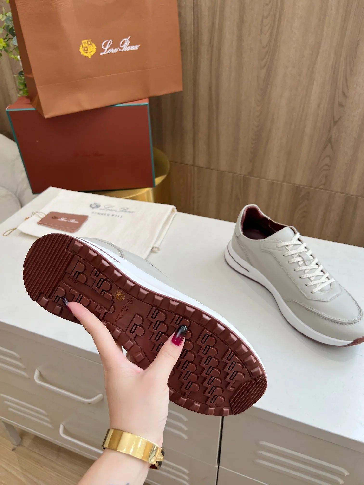 Men's Men's Shoes 💰620 👑Loro Piana* Purchase the original 1:1 copy. Founded the existing Loro Piana company on April 24, 1924. It is now the sixth generation of family business, providing high-quality products to customers who are discerning about taste and quality. Imported calfskin fabrics. The interior is made of imported A-grade water-dyed cow lining. 💝 Focus on top quality, pay for what you pay, and compare the inner details. Original authentic packaging. Code number: 39-45